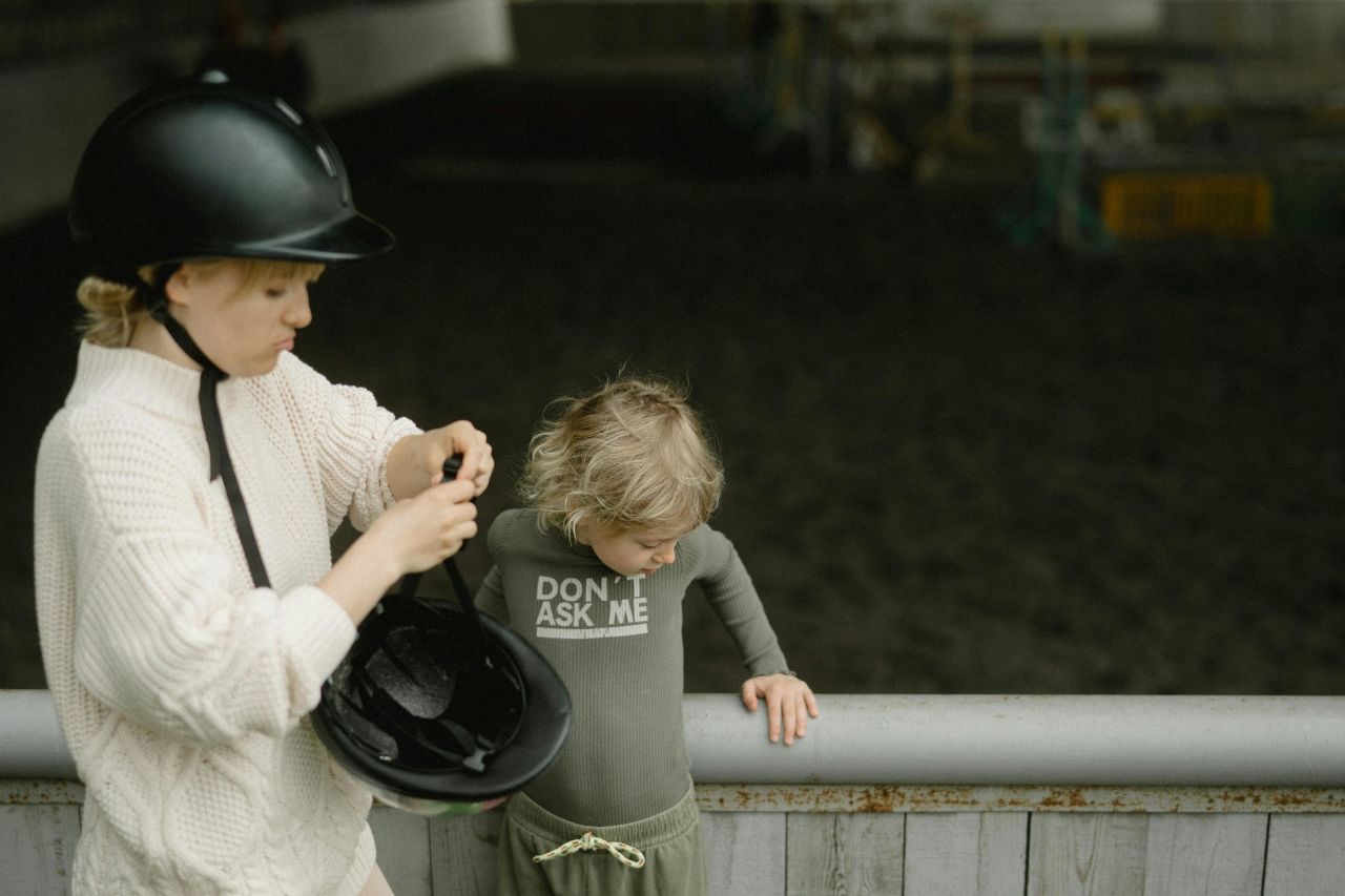 Jak zmierzyć obwód głowy do kasku jeździeckiego – prosta instrukcja krok po kroku
