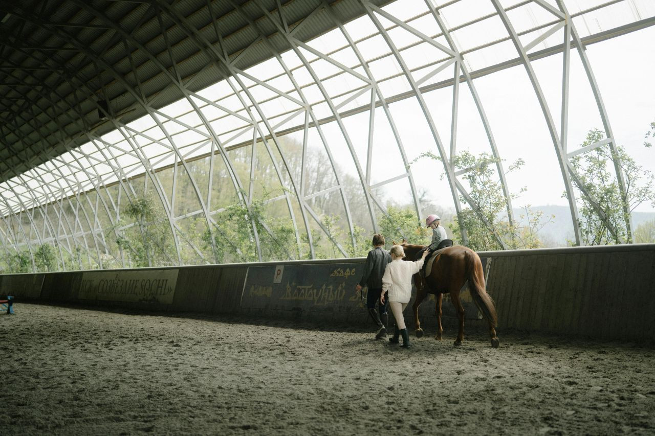 Co jest potrzebne do jazdy konnej na start? Niezbędnik jeźdźca krok po kroku