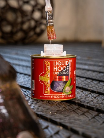 Olej do kopyt KEVIN BACON'S Liquid Hoof pink z brokatem 500ml